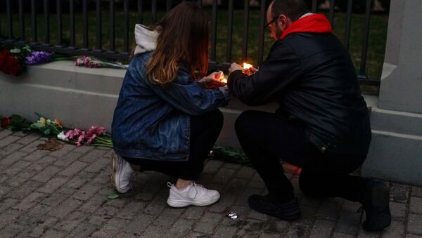 People light candles at the Russian Embassy in Riga, Latvia in memory of the St. Petersburg metro blast victims - Sputnik International