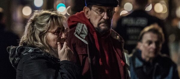 People come to the Russian Embassy in Berlin to honor the memory of the St. Petersburg metro blast victims - Sputnik International