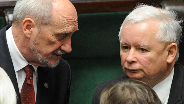 Leader of the conservative Law and Justice party that won the general elections, Jaroslaw Kaczynski, right, and candidate for the new defense minister Antoni Macierewicz (File) - Sputnik International