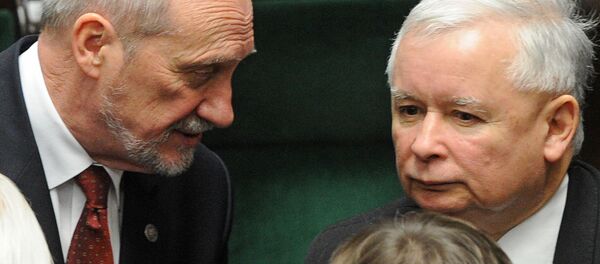 Leader of the conservative Law and Justice party that won the general elections, Jaroslaw Kaczynski, right, and candidate for the new defense minister Antoni Macierewicz (File) - Sputnik International