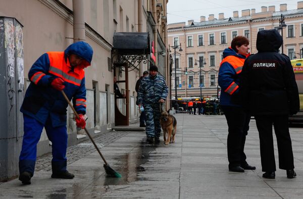 St. Petersburg, Russia. Police officers stand near Sennaya Ploshchad metro station rocked by an explosion - Sputnik International