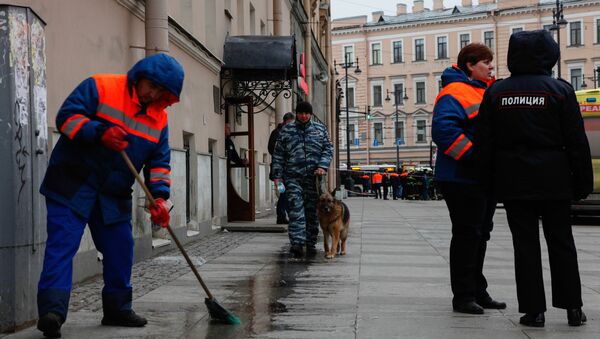 St. Petersburg, Russia. Police officers stand near Sennaya Ploshchad metro station rocked by an explosion - Sputnik International