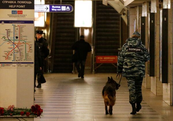 A police officer walks with a dog at Tekhnologicheskiy institut metro station in St. Petersburg, Russia, April 4, 2017 A police officer walks with a dog at Tekhnologicheskiy institut metro station in St. Petersburg, Russia, April 4, 2017 - Sputnik International