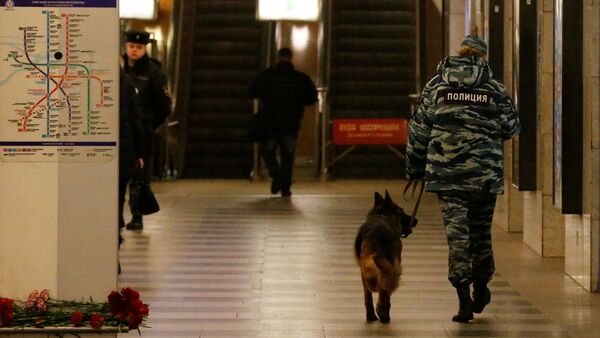 A police officer walks with a dog at Tekhnologicheskiy institut metro station in St. Petersburg, Russia, April 4, 2017 - Sputnik International