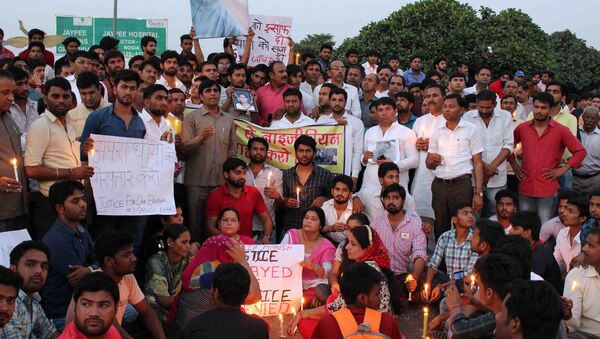 This photo taken on March 27, 2017 shows people gathering for a vigil for a teenage boy who died of a suspected drug overdose in Greater Noida, which later turned into a violent rampage against African nationals - Sputnik International