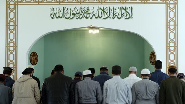 Men pray inside the Khadija mosque on October 3rd, 2016 in Berlin, during the Open-Mosque-Day. Every year on October 3rd, the Day of German Unity, hundreds of mosques invite visitors accross the country on the Day of the Open Mosque. - Sputnik International