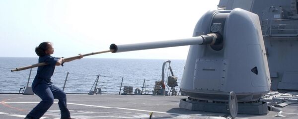 This picture released by the US Navy shows Gunners Mate 2nd Class Shermel Howard cleaning the barrel of the MK-45, a 5-inch, 54-caliber gun system aboard USS Hopper (File) - Sputnik International