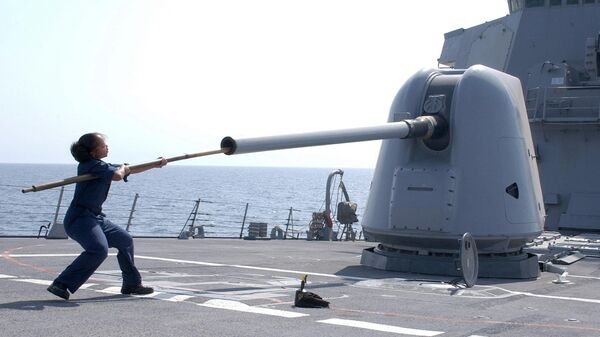 This picture released by the US Navy shows Gunners Mate 2nd Class Shermel Howard cleaning the barrel of the MK-45, a 5-inch, 54-caliber gun system aboard USS Hopper (File)  - Sputnik International
