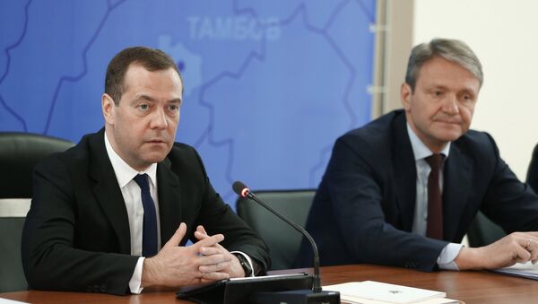 Russian Prime Minister Dmitry Medvedev (L) - Sputnik International