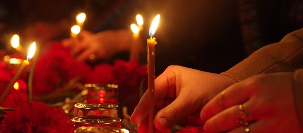People lay flowers to commemorate the victims of St.Petersburg metro People lay flowers to commemorate the victims of St.Petersburg metro - Sputnik International