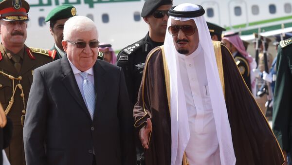Saudi Arabia's King Salman (R) escorts Iraqi President Fuad Masum, during a welcoming ceremony at the King Khalid International airport in Riyadh, on November 10, 2015 - Sputnik International
