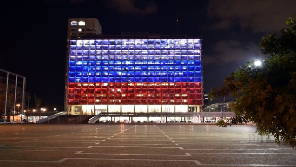 The building of the Tel Aviv City Hall, highlighted in the colors of the Russian flag in memory of those killed in the explosion in the metro of St. Petersburg - Sputnik International