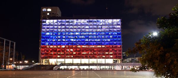 The building of the Tel Aviv City Hall, highlighted in the colors of the Russian flag in memory of those killed in the explosion in the metro of St. Petersburg - Sputnik International