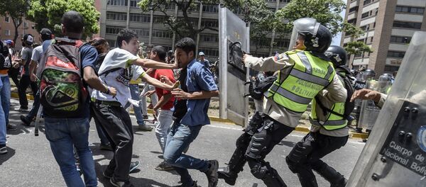 Venezuela's opposition activists clash with riot police agents during a protest against Nicolas Maduro's government in Caracas on April 4, 2017 Venezuela's opposition activists clash with riot police agents during a protest against Nicolas Maduro's government in Caracas on April 4, 2017 - Sputnik International