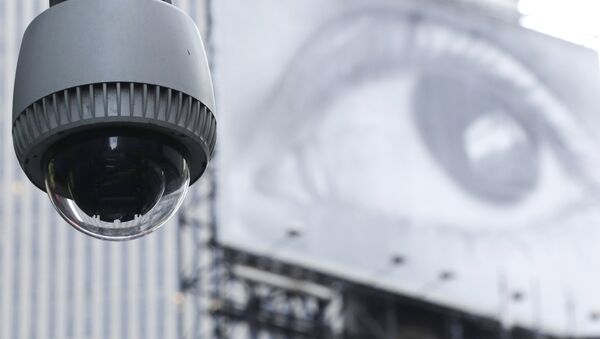 A security camera is mounted on the side of a building overlooking an intersection in midtown Manhattan - Sputnik International