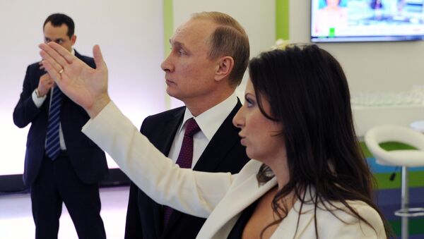 Vladimir Putin visits exhibition marking Russia Today news channel's 10th anniversary - Sputnik International