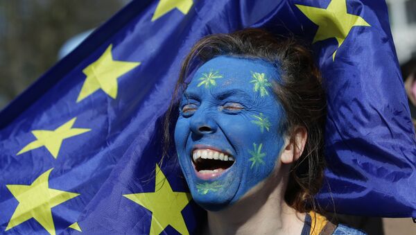 A demonstrator with her face painted in the colours of the EU flag - Sputnik International