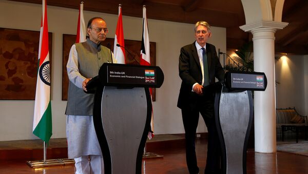 Britain's Chancellor of the Exchequer Philip Hammond (R) speaks during a joint news conference with India's Finance Minister Arun Jaitley in New Delhi, India April 4, 2017. - Sputnik International