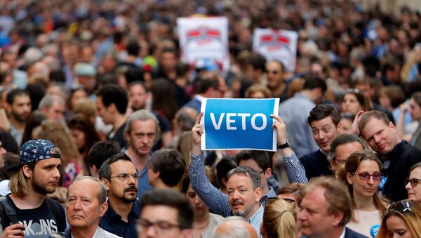 A demonstrator holds up a banner saying Veto during a rally against a new law passed by Hungarian parliament which could force the Soros-founded Central European University out of Hungary, in Budapest, Hungary, April 4, 2017. - Sputnik International