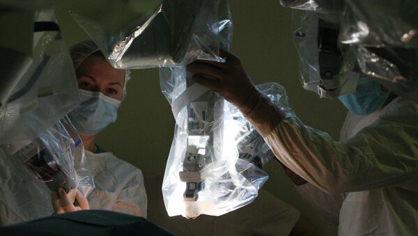 Doctors prepare to perform surgery using Da Vinci Surgical System. (File) - Sputnik International