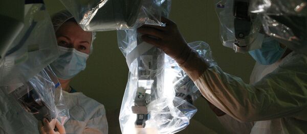 Doctors prepare to perform surgery using Da Vinci Surgical System. (File) - Sputnik International