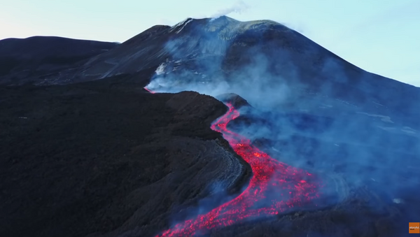 Drone Captures Footage of Lava Flowing from Mount Etna - Sputnik International