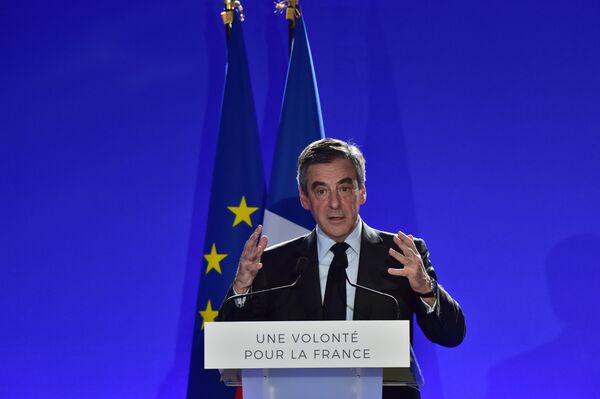 French presidential election candidate for the right-wing Les Republicains (LR) party Francois Fillon presents his project for Europe at his campaign headquarters in Paris. French presidential election candidate for the right-wing Les Republicains (LR) party Francois Fillon presents his project for Europe at his campaign headquarters in Paris. - Sputnik International