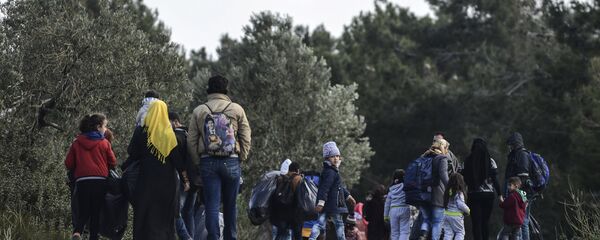 Syrian refugees walk back after a failed attempt to reach the Greek island of Lesbos early in the morning on March 3, 2016, at Dikili in Izmir. Syrian refugees walk back after a failed attempt to reach the Greek island of Lesbos early in the morning on March 3, 2016, at Dikili in Izmir. - Sputnik International