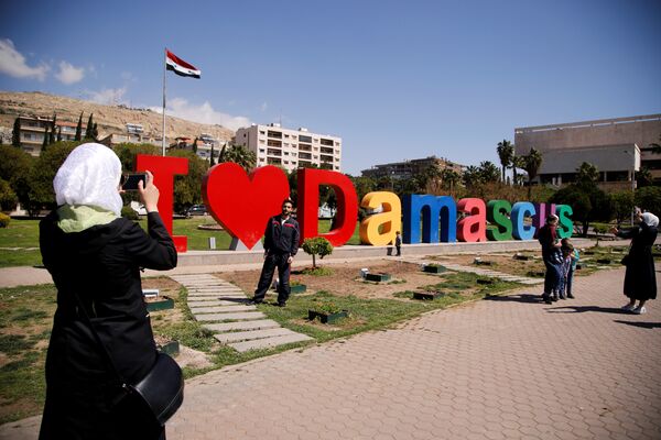 People take pictures of each others at the Umayyad Square in Damascus, Syria April 7, 2017. People take pictures of each others at the Umayyad Square in Damascus, Syria April 7, 2017. - Sputnik International