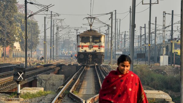 An Indian woman crosses rail tracks - Sputnik International