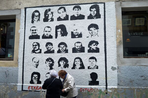 Women speak alongside a mural depicting imprisoned armed Basque group ETA members, under which reads We Want Them Home, in the Basque town of Hernani, Spain March 31, 2017. Women speak alongside a mural depicting imprisoned armed Basque group ETA members, under which reads We Want Them Home, in the Basque town of Hernani, Spain March 31, 2017. - Sputnik International