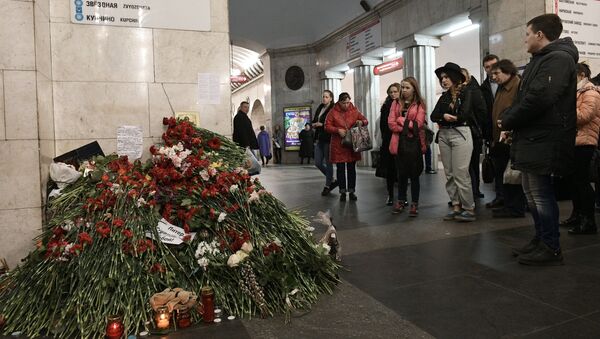 People lay flowers at the Tekhnologichesky Institut metro station in memory of the St. Petersburg Metro explosion victims. - Sputnik International