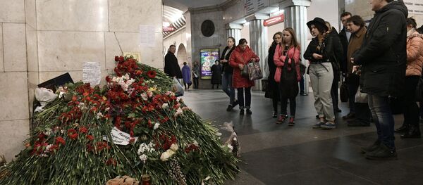 People lay flowers at the Tekhnologichesky Institut metro station in memory of the St. Petersburg Metro explosion victims. People lay flowers at the Tekhnologichesky Institut metro station in memory of the St. Petersburg Metro explosion victims. - Sputnik International