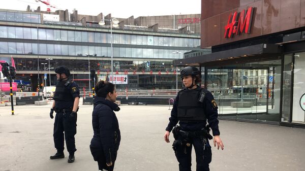 Police officers stand in the centre of Stockholm, Sweden, April 7, 2017. - Sputnik International