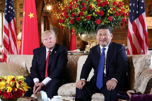U.S. President Donald Trump welcomes Chinese President Xi Jinping at Mar-a-Lago state in Palm Beach, Florida, U.S., April 6, 2017. - Sputnik International
