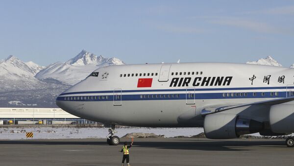 The plane carrying Chinese President Xi Jinping taxies to a stop with the snow-capped Chugach Mountains providing a backdrop Friday, April 7, 2017, in Anchorage, Alaska. - Sputnik International
