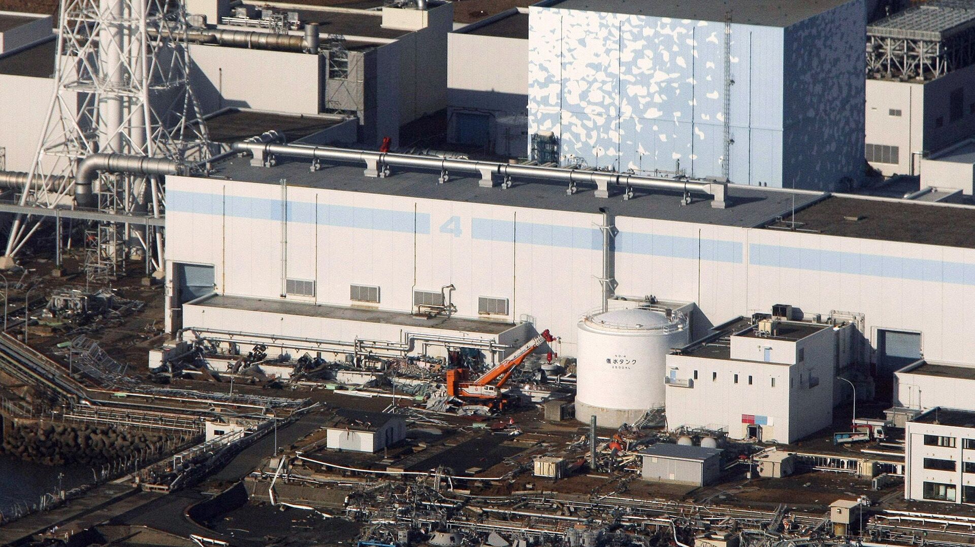 An aerial view shows the quake-damaged Fukushima nuclear power plant in the Japanese town of Futaba, Fukushima prefecture on March 12, 2011. (File) - Sputnik International, 1920, 01.09.2023