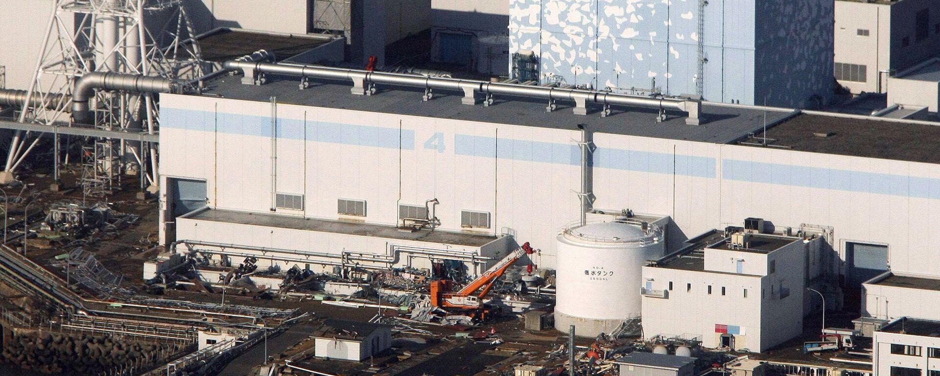 An aerial view shows the quake-damaged Fukushima nuclear power plant in the Japanese town of Futaba, Fukushima prefecture on March 12, 2011. (File) - Sputnik International, 1920, 15.04.2019