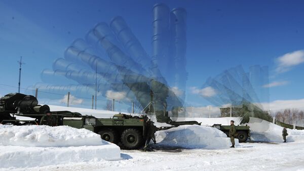 Soldiers of the 4th Brigade Air Defense (NORAD) air and space defense forces (ASD) during the deployment of the Launcher antiaircraft missile system S-400 Triumph at a site in the Moscow region. Multi exposure. - Sputnik International