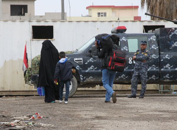 Civilians and soldiers of the Iraqi army in Mosul - Sputnik International