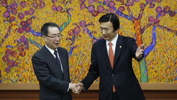 (File) Chinese chief nuclear envoy Wu Dawei (L) is greeted by South Korea's Foreign Minister Yoon Byung-se (R) during his visit to the Foreign Ministry in Seoul on February 29, 2016 - Sputnik International