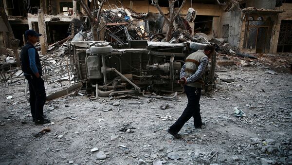 Men inspect damage after an airstrike on the rebel held besieged city of Douma, in the eastern Damascus suburb of Ghouta, Syria April 7, 2017 - Sputnik International