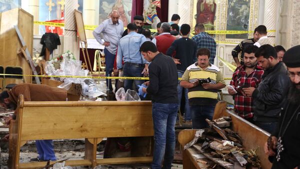 A general view shows forensics collecting evidence at the site of a bomb blast which struck worshippers gathering to celebrate Palm Sunday at the Mar Girgis Coptic Church in the Nile Delta City of Tanta, 120 kilometres (75 miles) north of Cairo, on April 9, 2017 - Sputnik International
