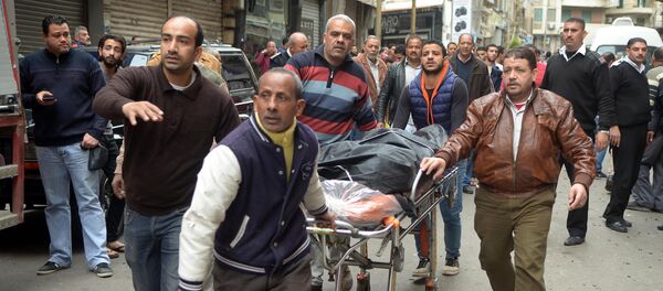 Egyptians wheel away a body near a church in Alexandria after a bomb blast struck worshippers gathering to celebrate Palm Sunday on April 9, 2017 - Sputnik International