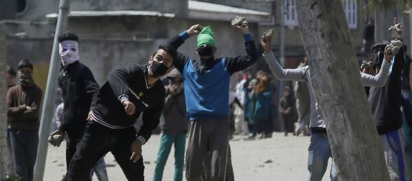 Kashmiri protesters throw stones on Indian security men outside a poling station during a by-election to an Indian Parliament seat in Srinagar, Indian controlled Kashmir, Sunday, April. 9, 2017 Kashmiri protesters throw stones on Indian security men outside a poling station during a by-election to an Indian Parliament seat in Srinagar, Indian controlled Kashmir, Sunday, April. 9, 2017 - Sputnik International