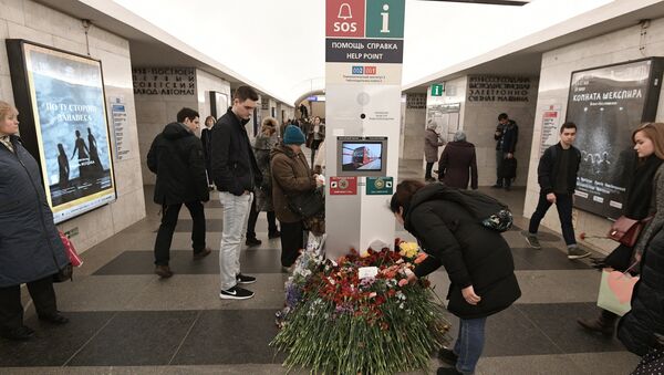 People lay flowers at the Tekhnologichesky Institut metro station in memory of the St. Petersburg Metro explosion victims - Sputnik International
