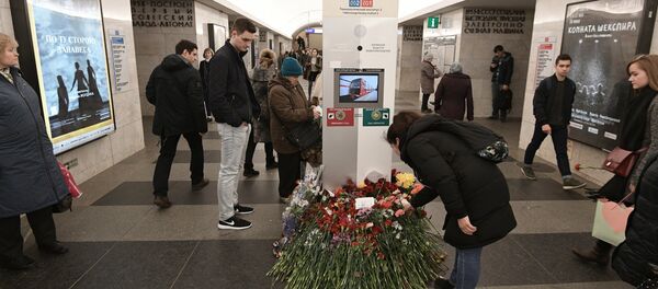People lay flowers at the Tekhnologichesky Institut metro station in memory of the St. Petersburg Metro explosion victims People lay flowers at the Tekhnologichesky Institut metro station in memory of the St. Petersburg Metro explosion victims - Sputnik International