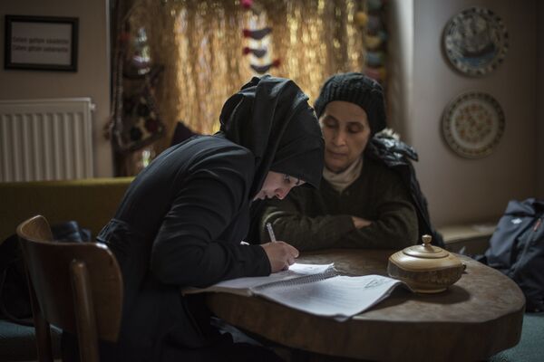 Syrian refugees learning Turkish language. Syrian refugees learning Turkish language. - Sputnik International