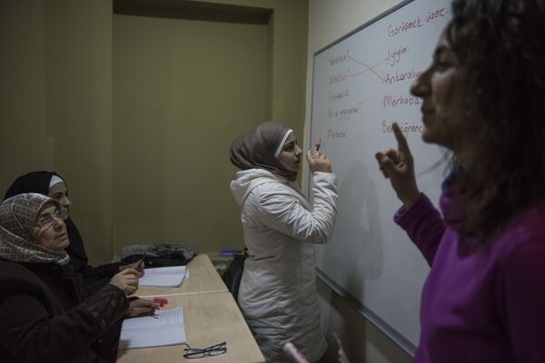 Syrian refugees learning Turkish language. Syrian refugees learning Turkish language. - Sputnik International