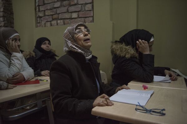 Syrian refugees learning Turkish language. Syrian refugees learning Turkish language. - Sputnik International